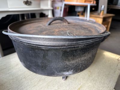 Camp Chef 12in Cast Iron Dutch Oven - 6 Qt