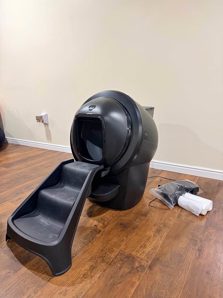 Litter Robot 4 + Hopper + Shield + Ramp + Filter + Liner, Black