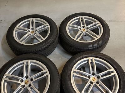 OEM PORSCHE MACAN staggered Wheels and tires