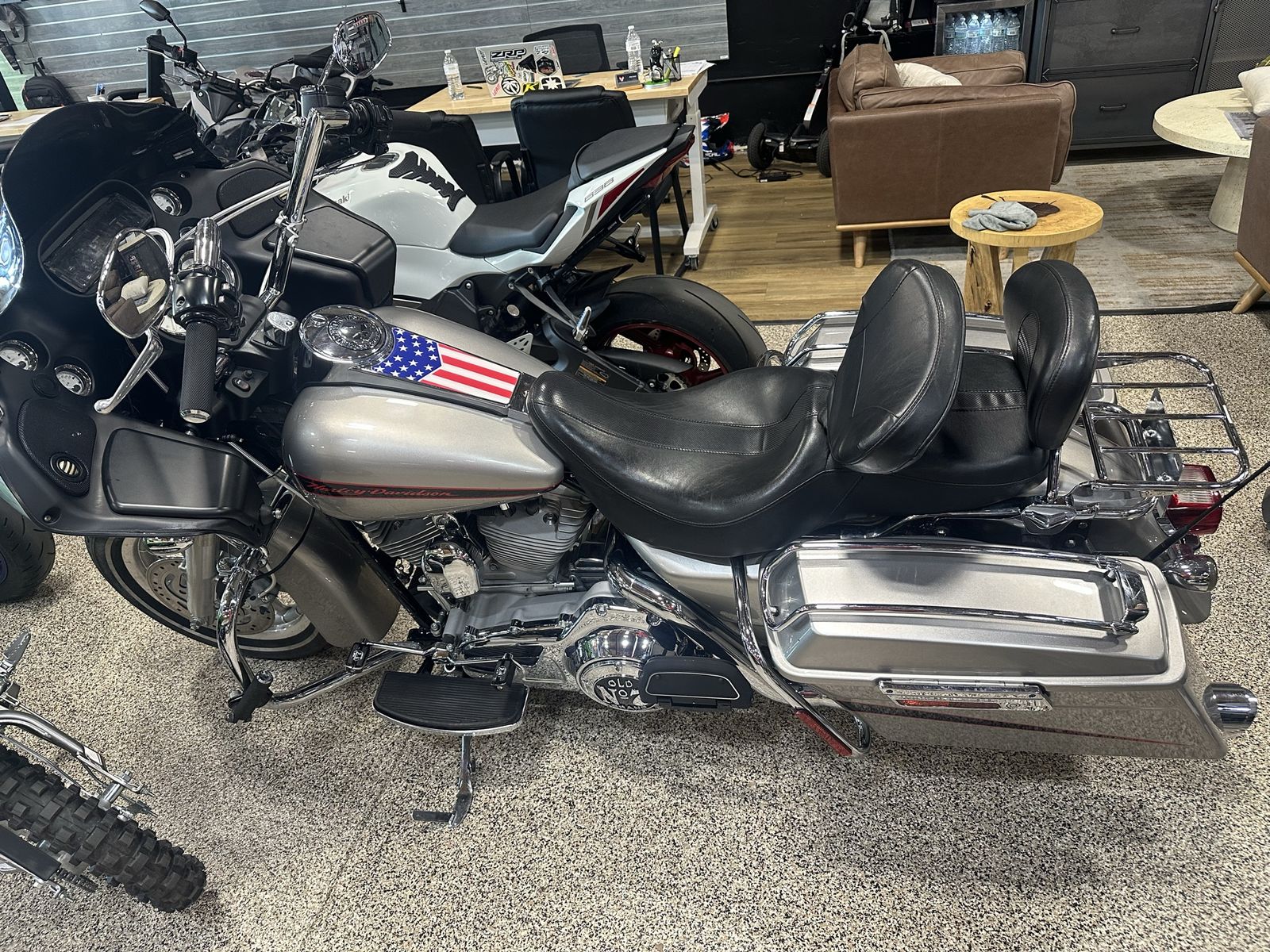 2007 Harley-Davidson Road Glide Touring Motorcycle - Silver with Saddlebags & Backrest 