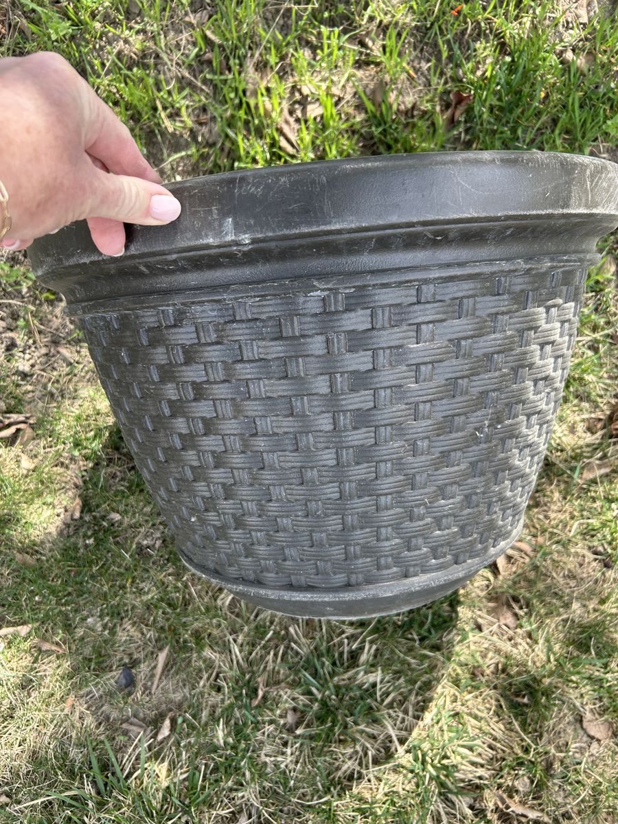 Suncast Garden Hose Decorative Bowl Storage