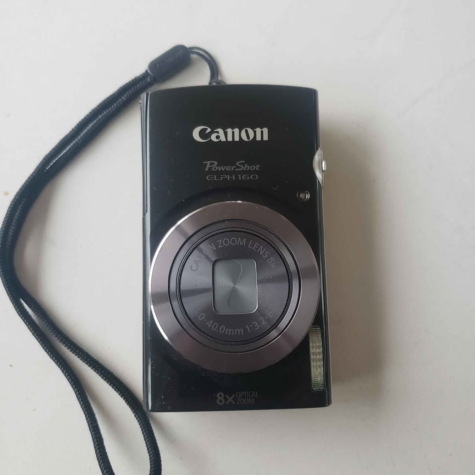 Canon PowerShot ELPH 160 Digital Camera with Charger and Case