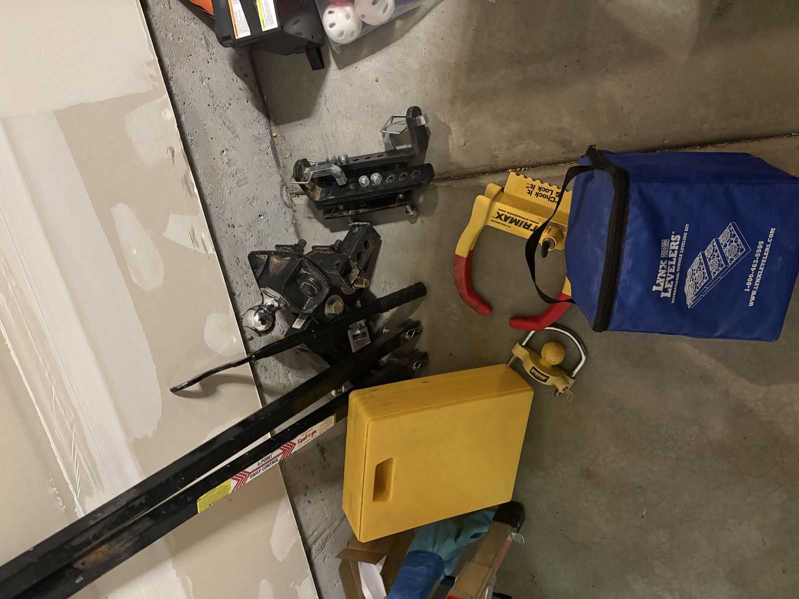 Equal-i-zer 4 Point Sway Control Hitch. 90-00-0600