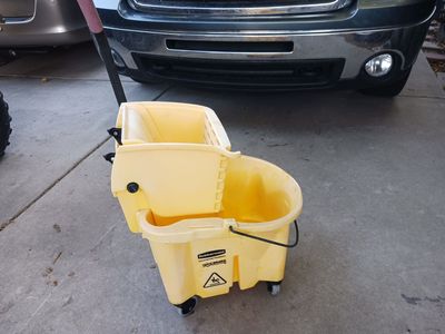 RUBBERMADE COMMERCIAL MOP BUCKET