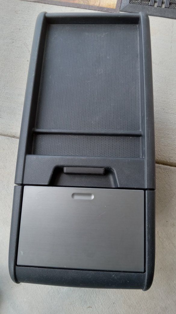 OEM 2nd Row Center Floor Console with 3x IR Headphones - 2005-2010 Honda Odyssey