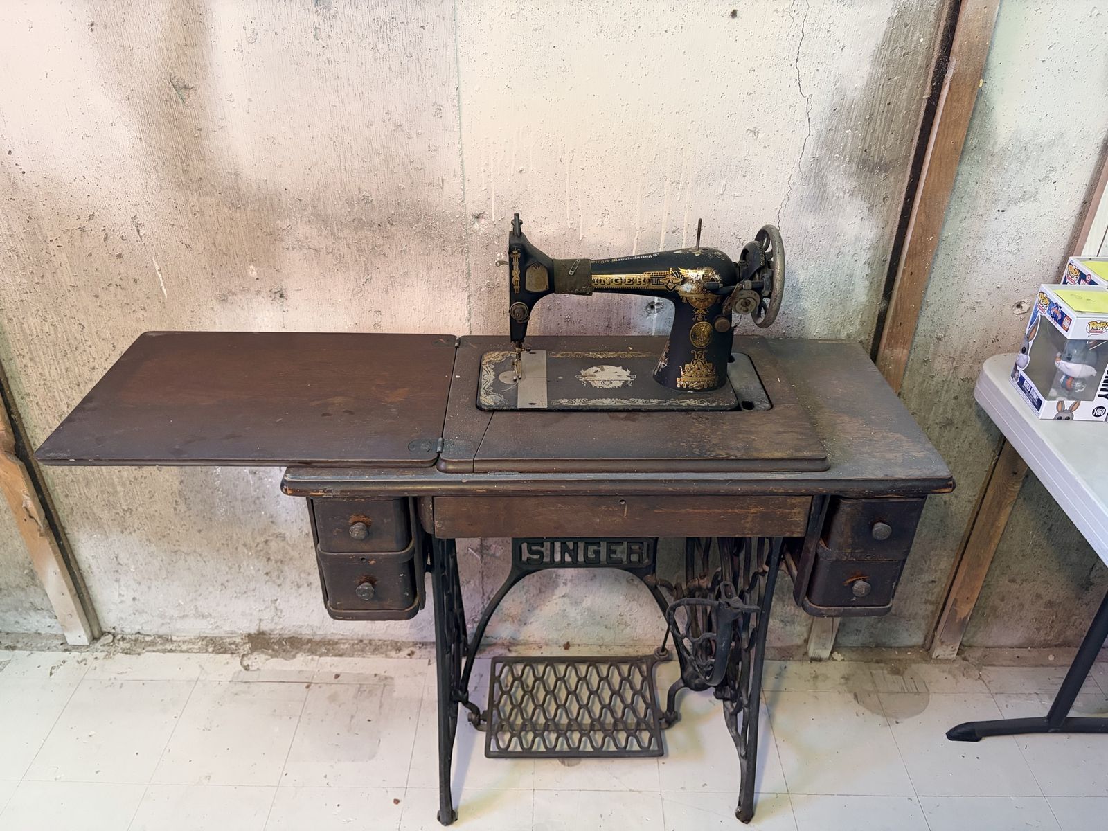 Antique Singer Sewing Machine/Table