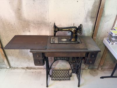 Antique Singer Sewing Machine/Table