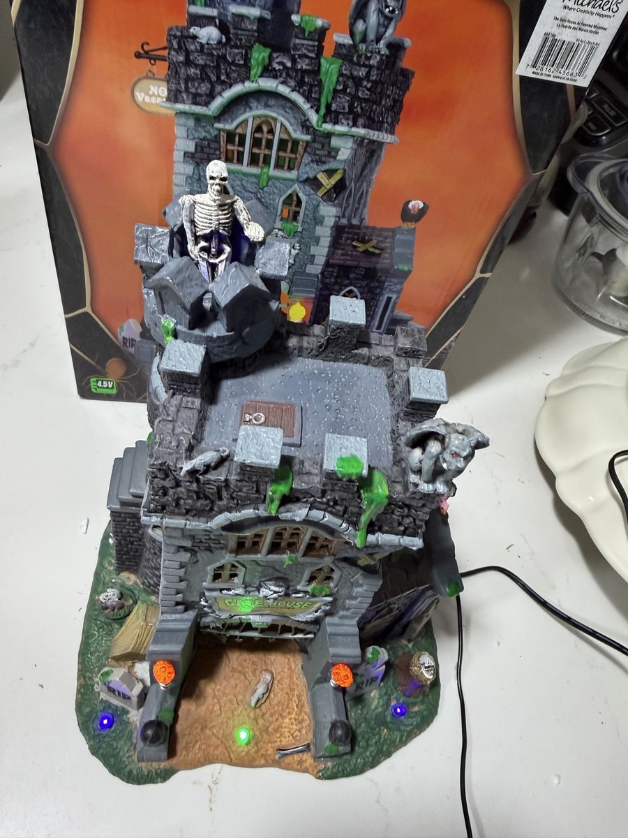 Lemax Spooky Town The Gate House Lighted Halloween Village Building