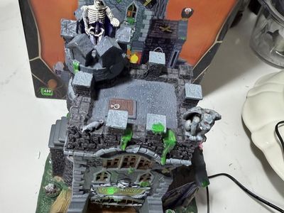 Lemax Spooky Town The Gate House Lighted Halloween Village Building
