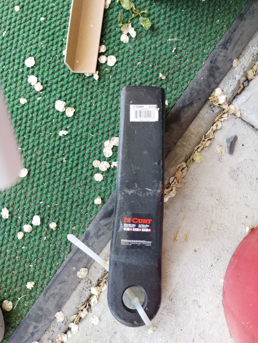 CURT 4 IN HD HITCH 111$ RETAIL   FIRST 40$