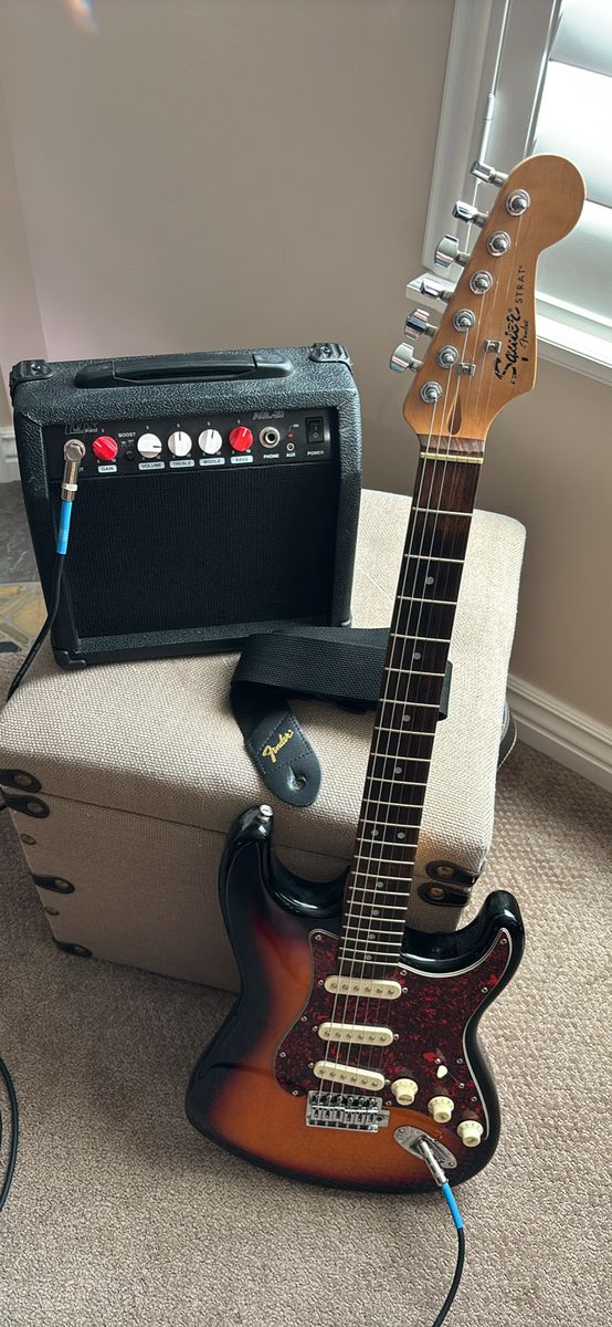 Fender Squier Strat w/Amp Bundle