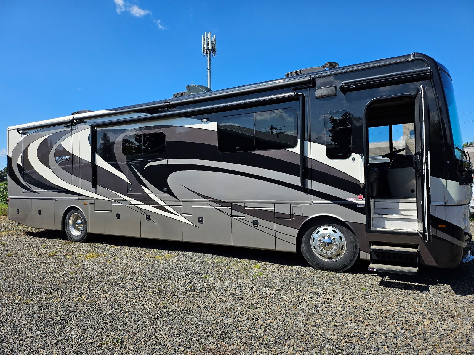 2019 Fleetwood Discovery LXE 44B