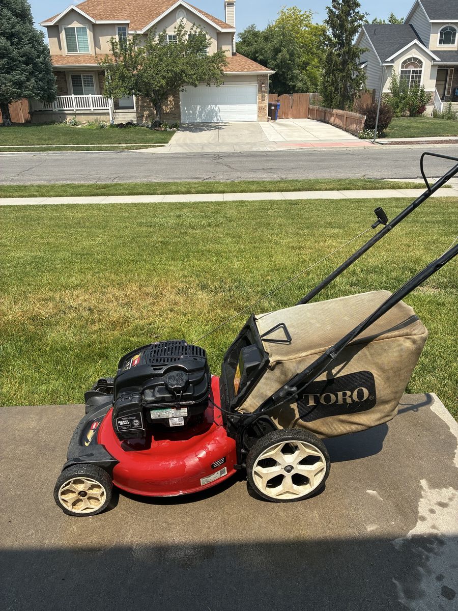 Toro 21” 163cc Briggs & Stratton Walk-Behind Recycling Lawn Mower - Starts First Pull!