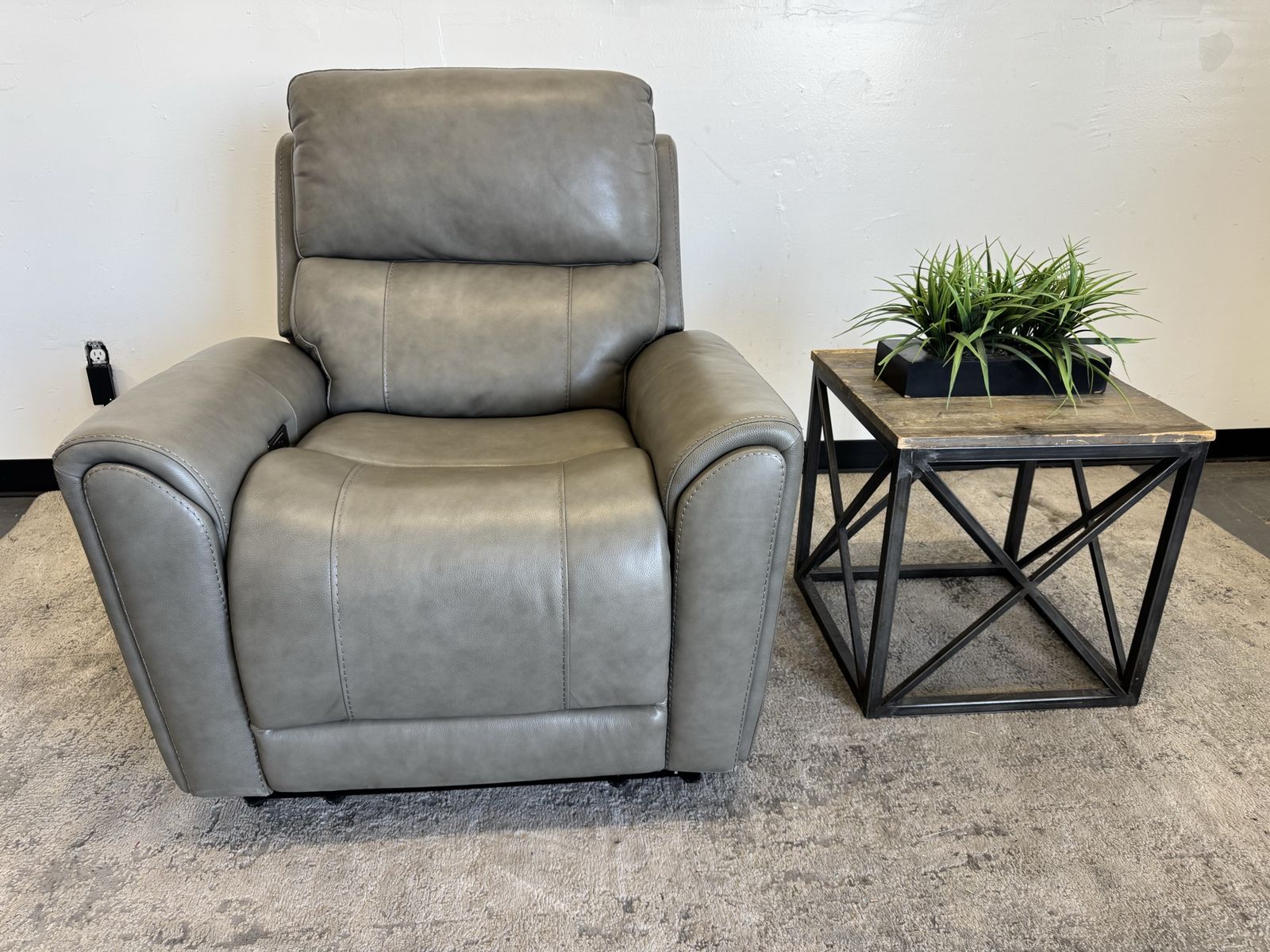 NEW COSTCO LEATHER POWER RECLINER CHAIR w/ CUP STORAGE