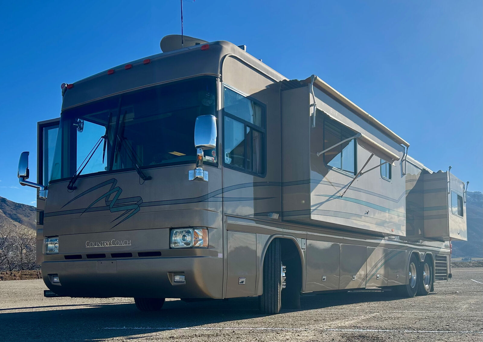 40' Country Coach Intrigue - EXCELLENT CONDITION!