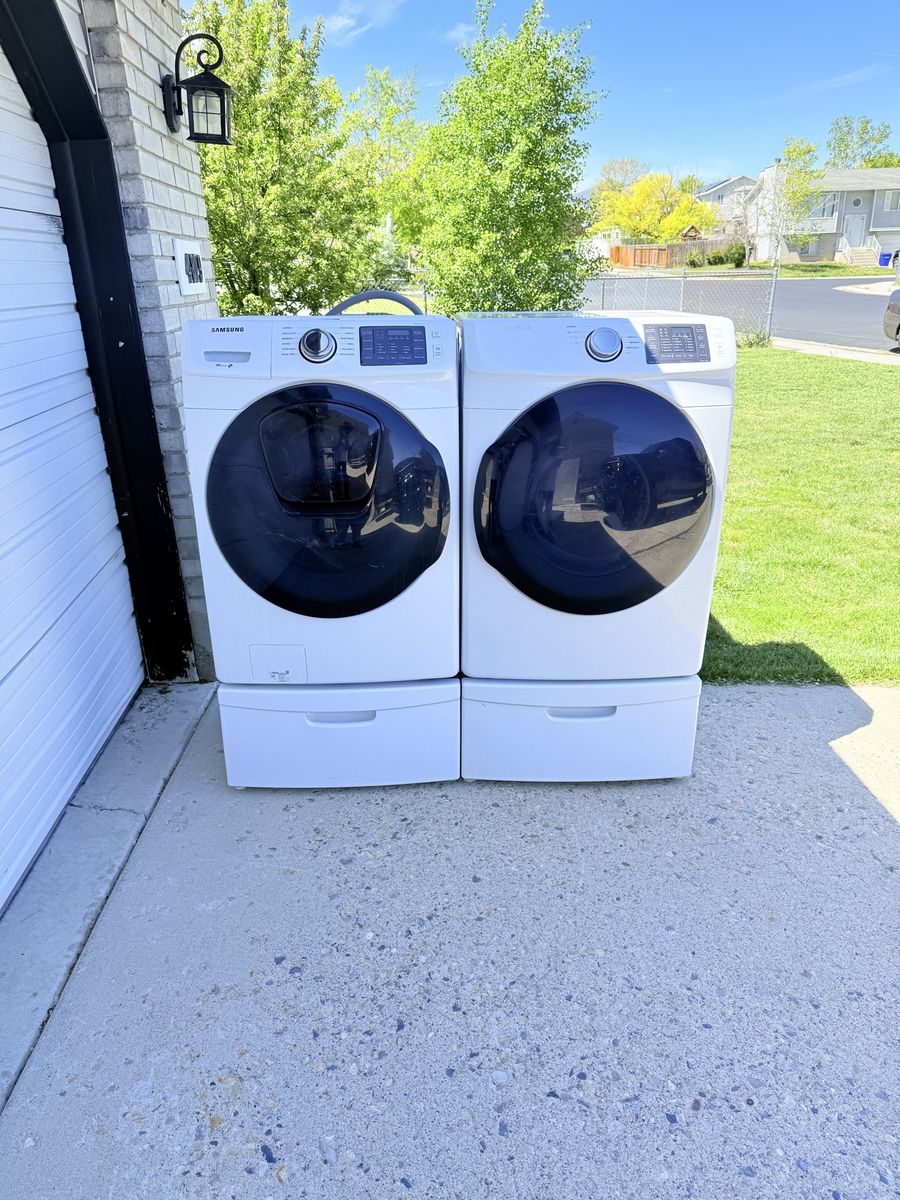 Samsung White Electric Dryer with Pedestal - Great Condition, Ready for Your Laundry Room