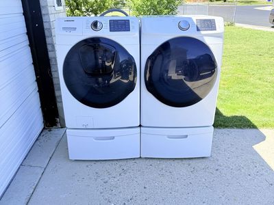 Samsung White Electric Dryer with Pedestal - Great Condition, Ready for Your Laundry Room