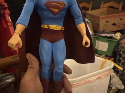 Superman Returns Poseable Action Figure with Fabric Suit and Cape