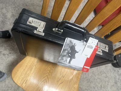 Brand new brief case retail 200$