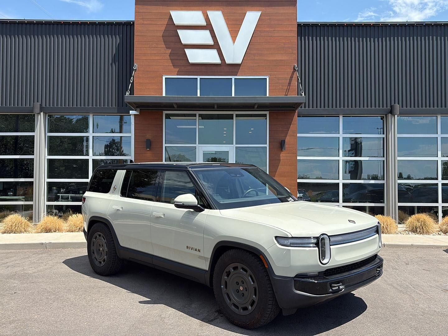 2025 Rivian R1S Adventure