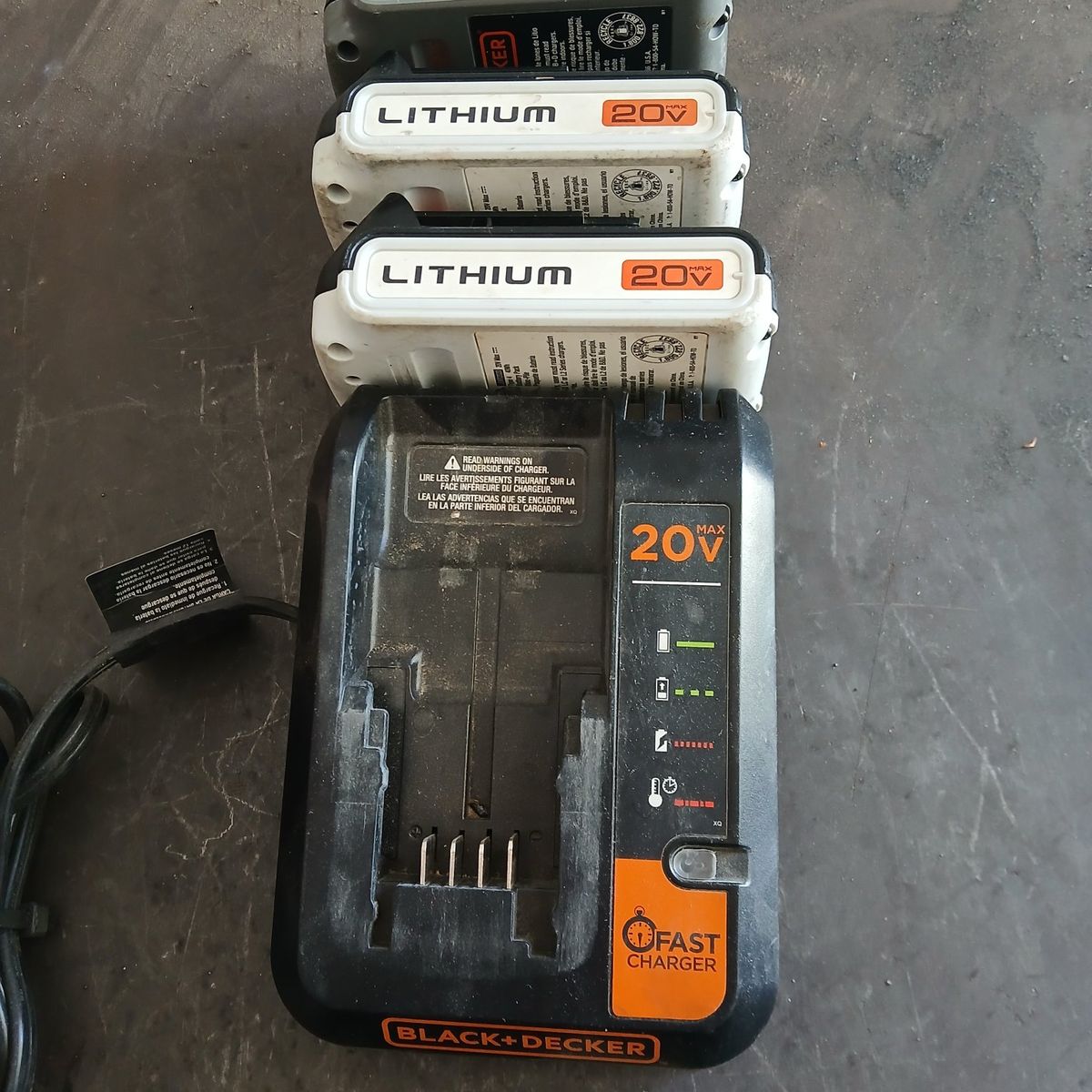 Black and Decker 20 v battries and charger
