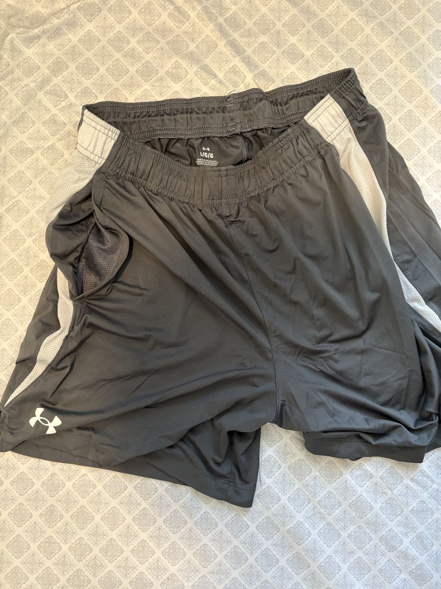Under Armour Men's Gray Athletic Shorts - Size Large with Pockets