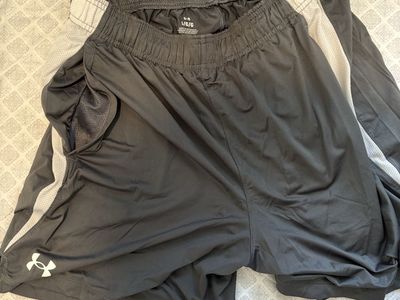 Under Armour Men's Gray Athletic Shorts - Size Large with Pockets