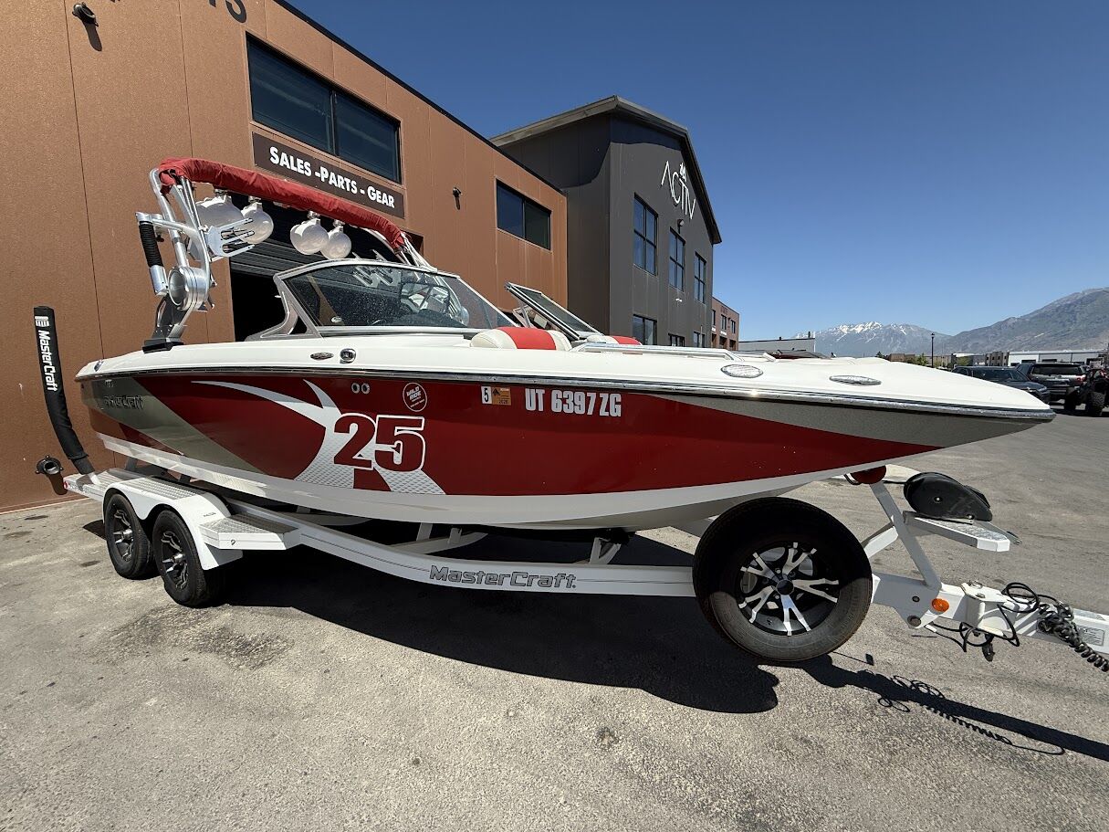 2013 MasterCraft X25 — Red Wakeboard/Wakesurf Boat — Seating for 16