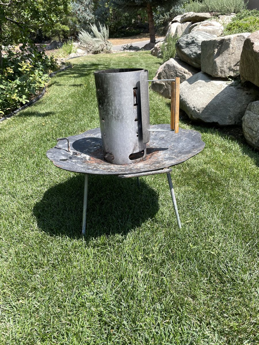 Portable charcoal barbecue with chimney