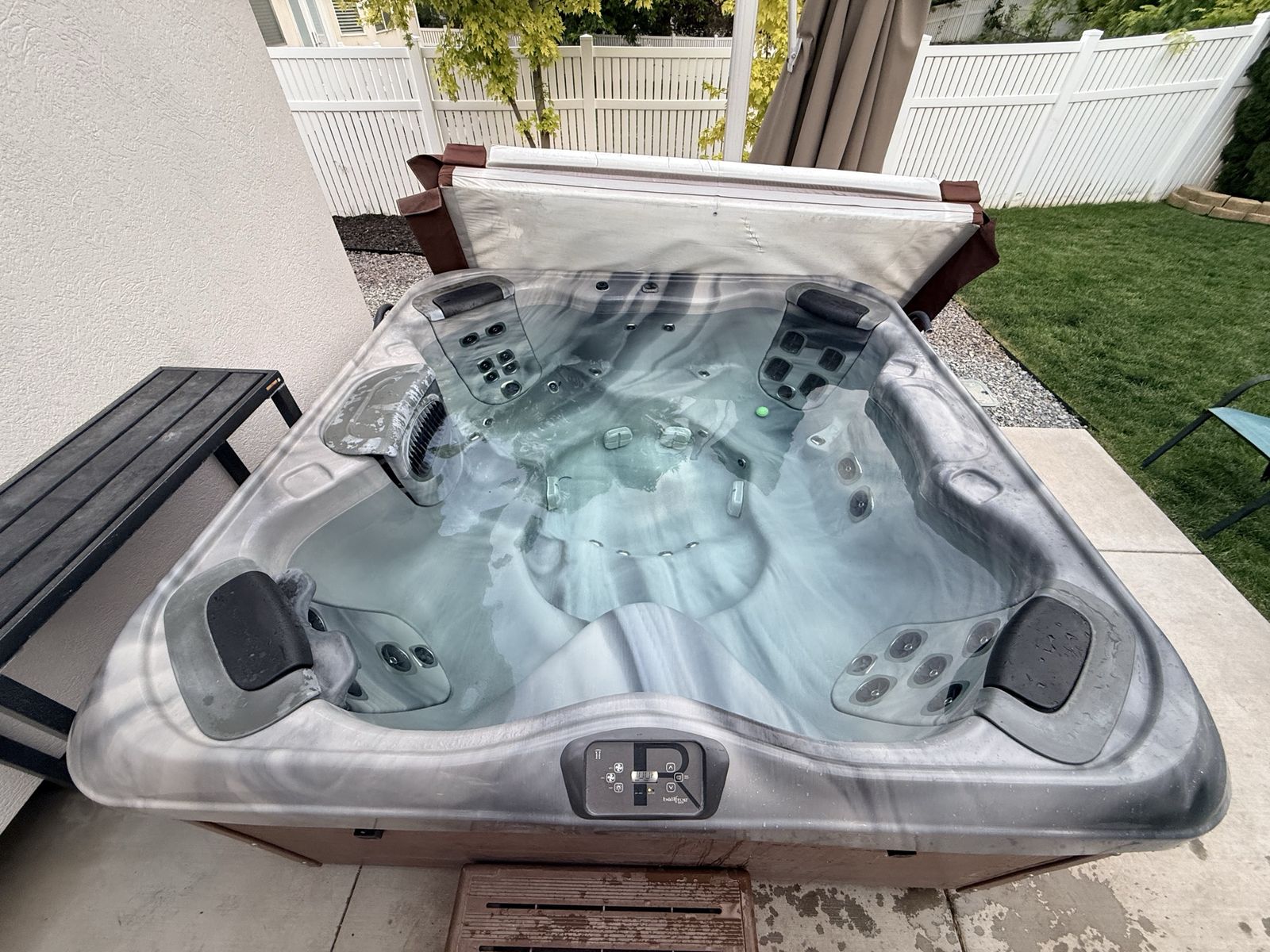 Hot Tub Spa - Bullfrog Well-Maintained, Ready for Relaxation
