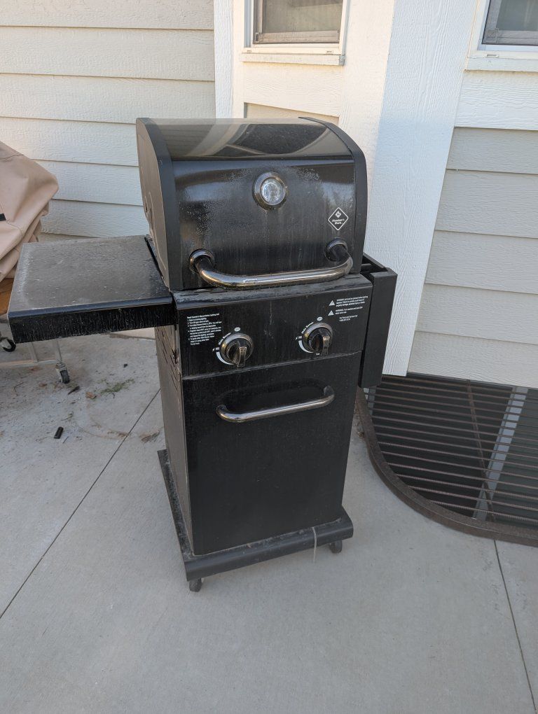 Members Mark Black Gas Grill with Side Burner and Temperature Gauge - Used
