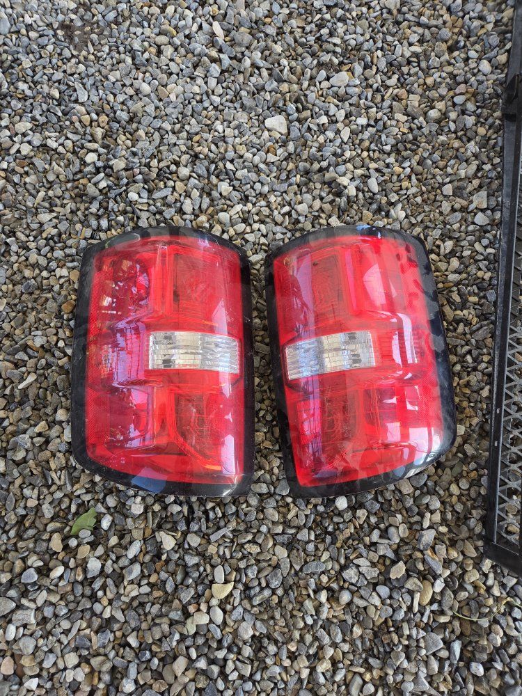 Pair of Used Tail Lights Assembly