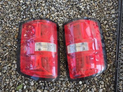 Pair of Used Tail Lights Assembly