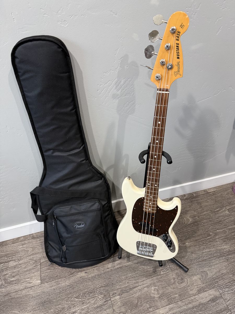 Fender Mustang Bass – Crafted in Japan (2004–2005)