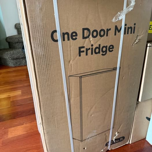 NEW 3.2 Cu Ft Mini Fridge w/ Freezer - Black - In Box