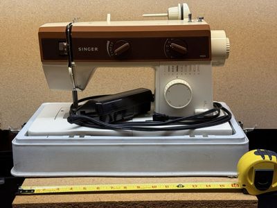 Vintage SINGER 5525 Sewing Machine - Electronic, Portable, Brown/Cream