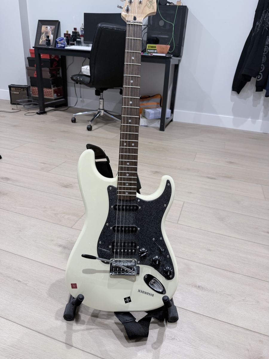 Fender Squier Affinity Stratocaster Electric Guitar with Case and Cord