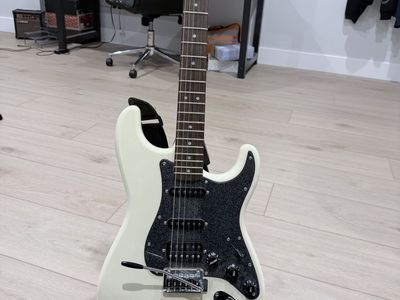 Fender Squier Affinity Stratocaster Electric Guitar with Case and Cord