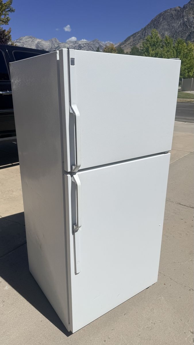 GE 18.2 Fridge and Freezer work awesome, super cold! $175 obo