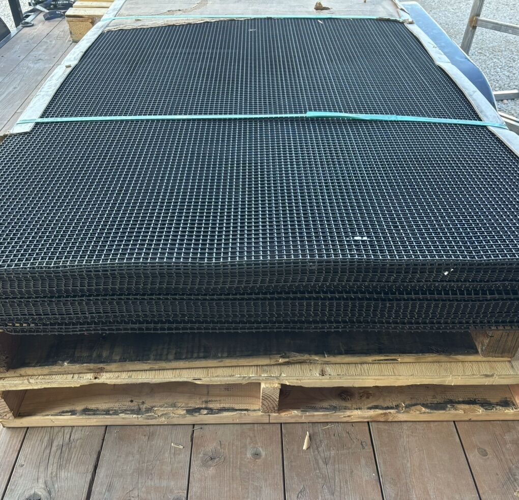 UP TO HALF PRICE OF RETAIL! BRAND NEW 4’ X 8’ Sheets Of Black Vinyl Coated Steel Welded Wire Mesh/Fencing (35 AVAILABLE)