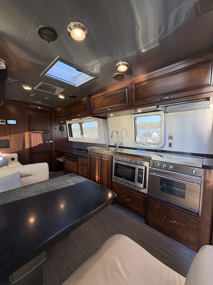 2021 Airstream Classic 33' Queen