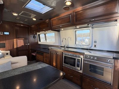 2021 Airstream Classic 33' Queen