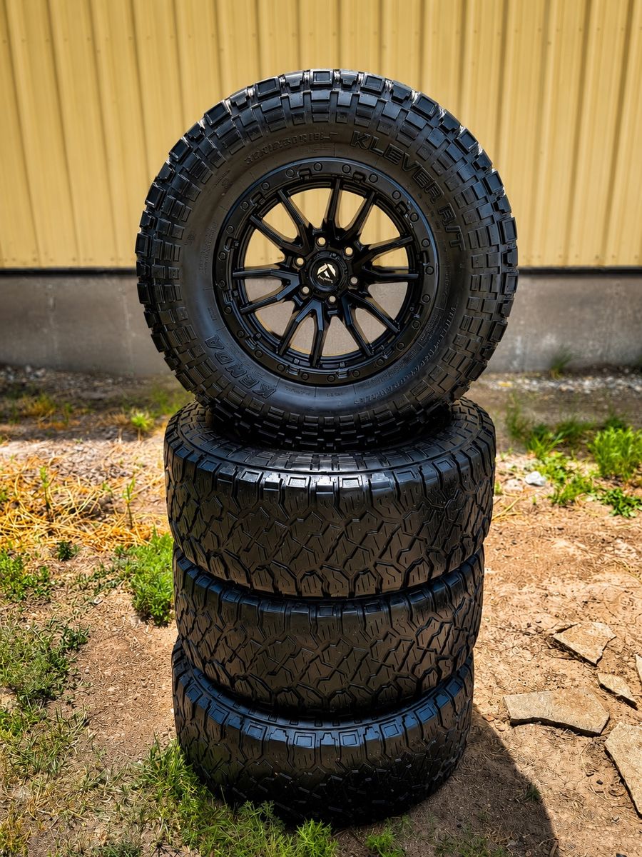 18" Fuel Wheels w/ 35x12.50R18 Kenda Klever R/T Tires