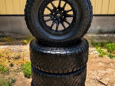 18" Fuel Wheels w/ 35x12.50R18 Kenda Klever R/T Tires