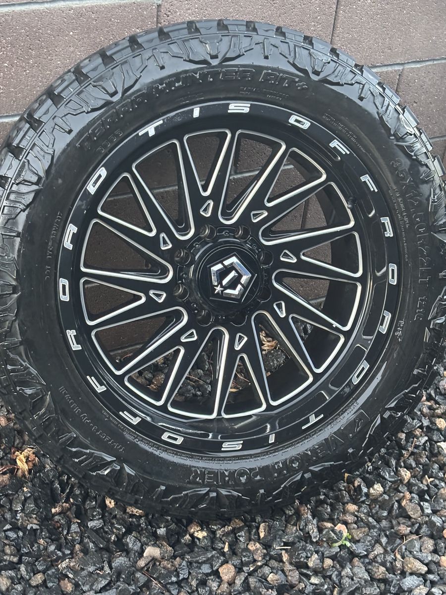 35's On 22's 8 Lug Wheel And Tire Combo