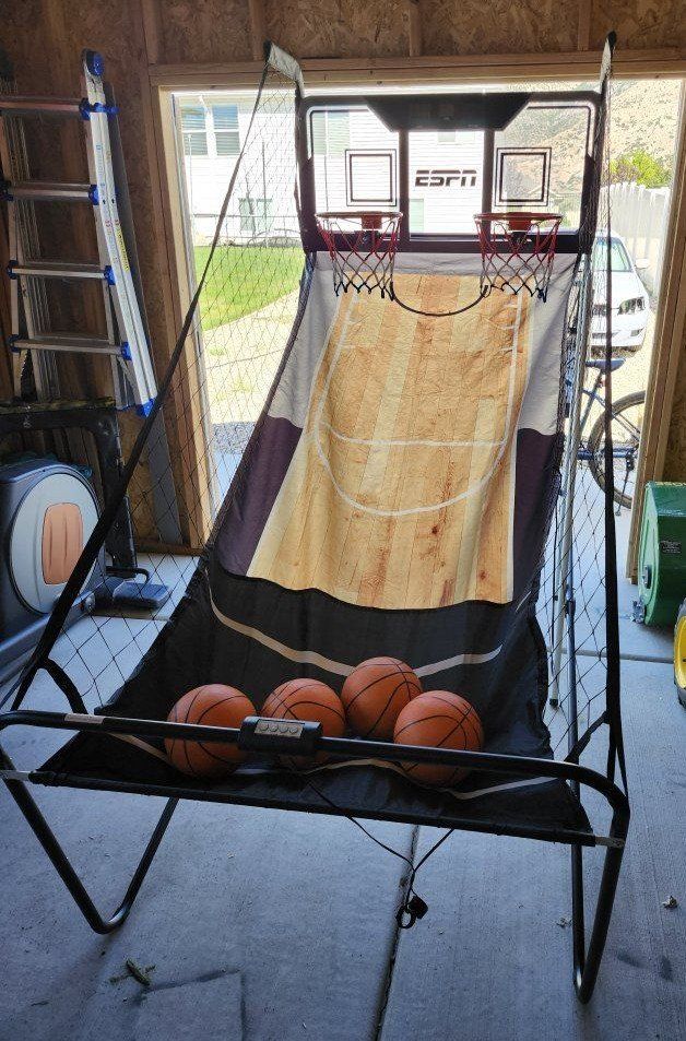 ESPN 2-Player Arcade Basketball Game with Electronic Scoreboard & 4 Balls