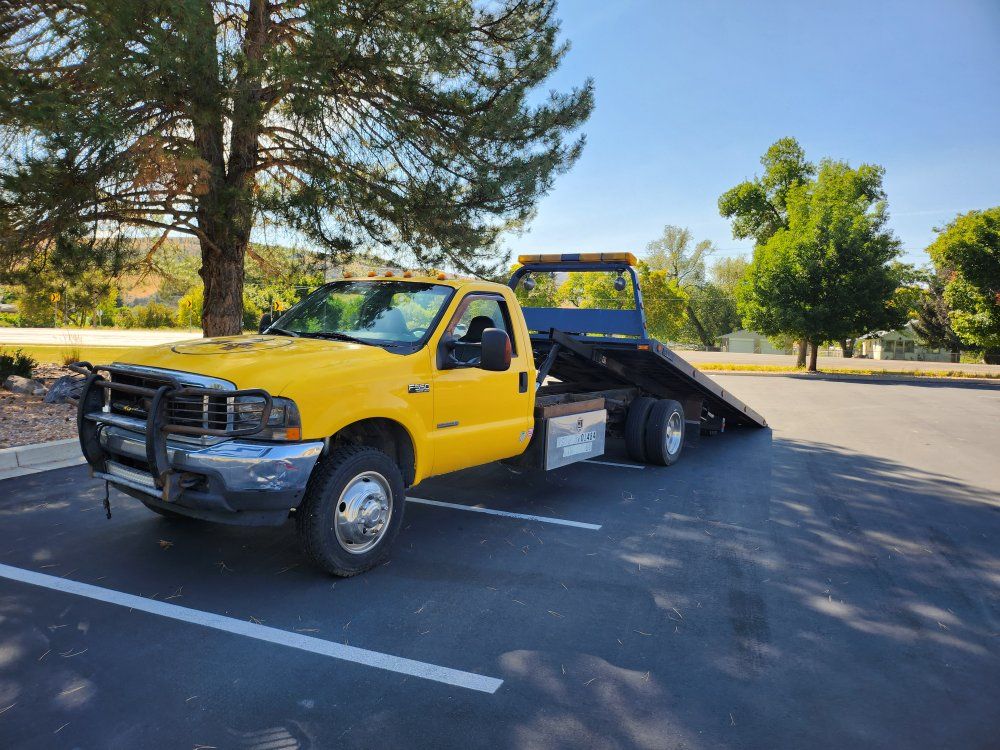 2003 Ford F-550 Super Duty Flatbed Tow Truck with Wheel Lift, Utility Box