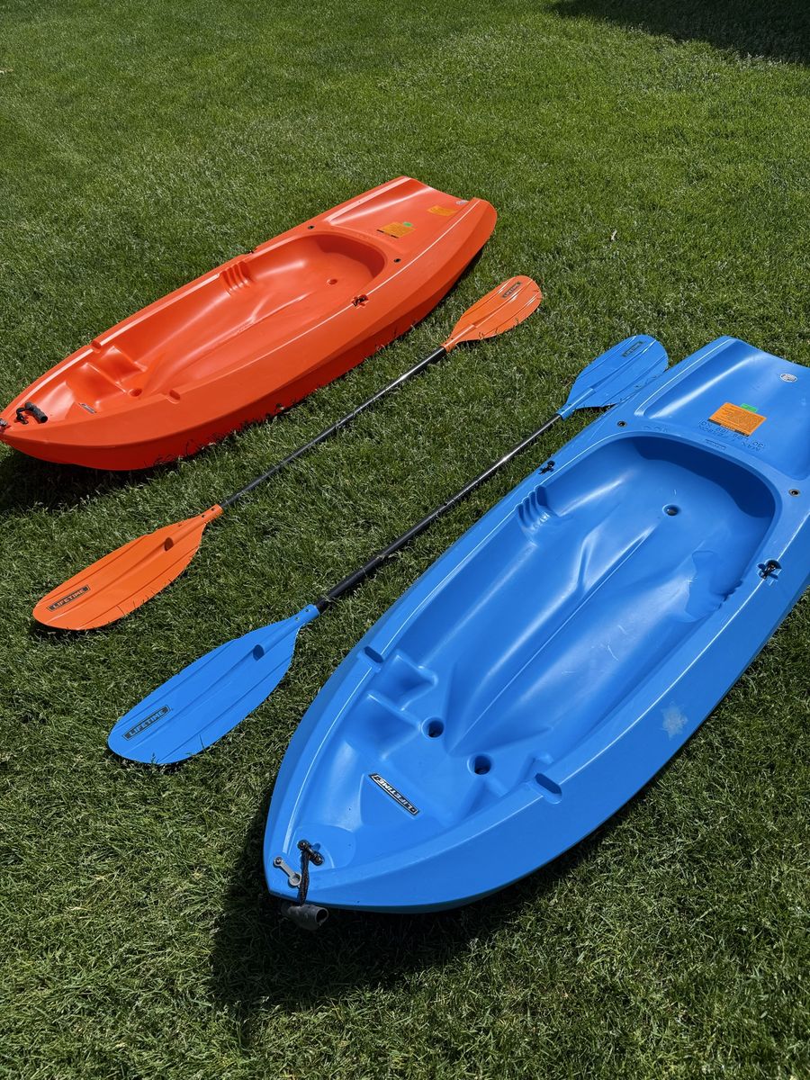 Lifetime Junior Wave Kayak with paddles