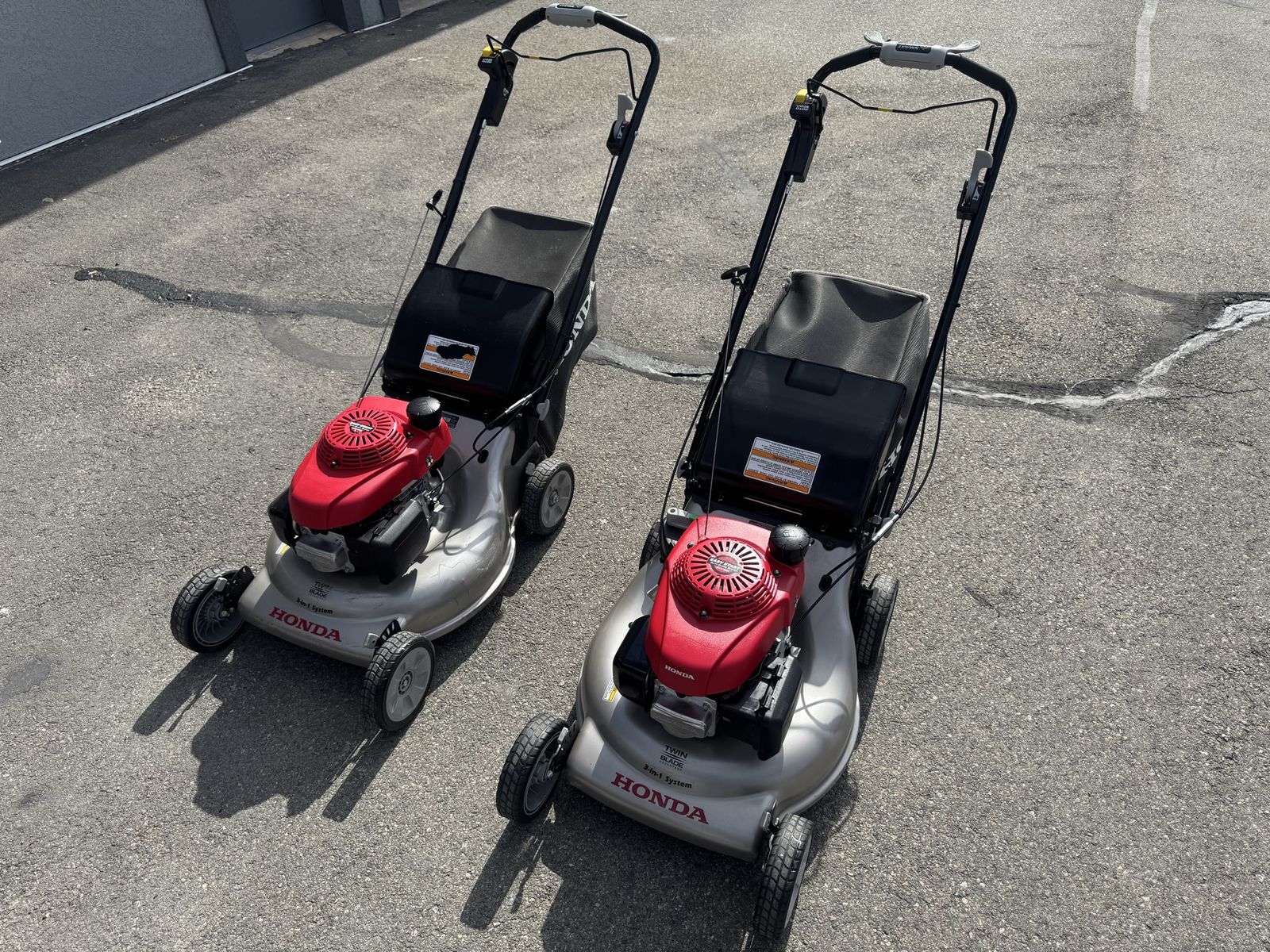 2 Honda Lawnmowers HRR216K9VYA