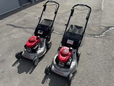 2 Honda Lawnmowers HRR216K9VYA